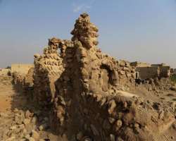 These pre-oil era buildings were built from coral These pre-oil era buildings were built from coral stones, held together by mud and covered by a roof of woven date palms. In the 60s, the population b